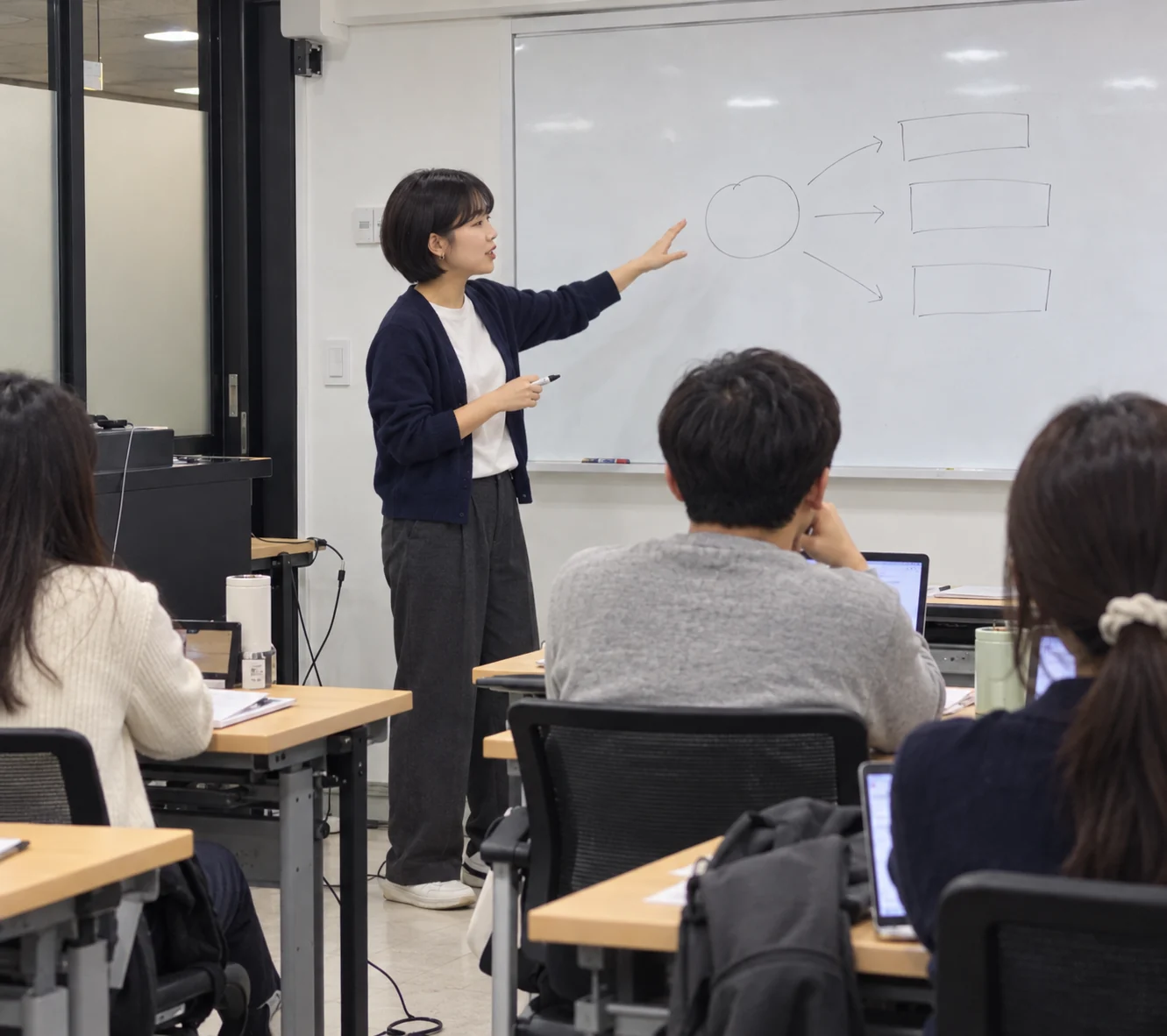 강의 중인 김송아 강사를 표현한 이미지